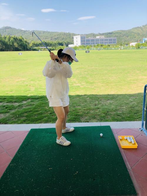 女孩学习高尔夫球的好处