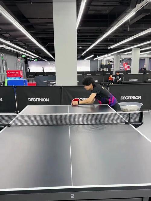 乒乓球在指甲上旋转