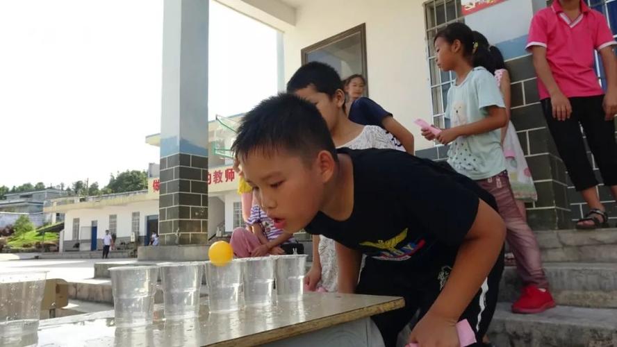 用乒乓球往杯子里面投摆摊子的人多吗