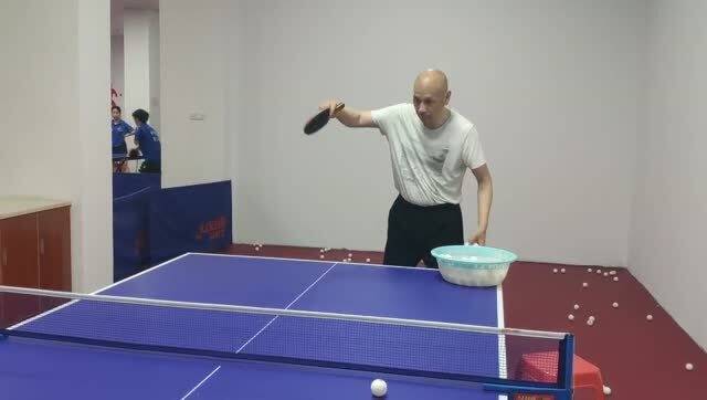 小白打乒乓球
