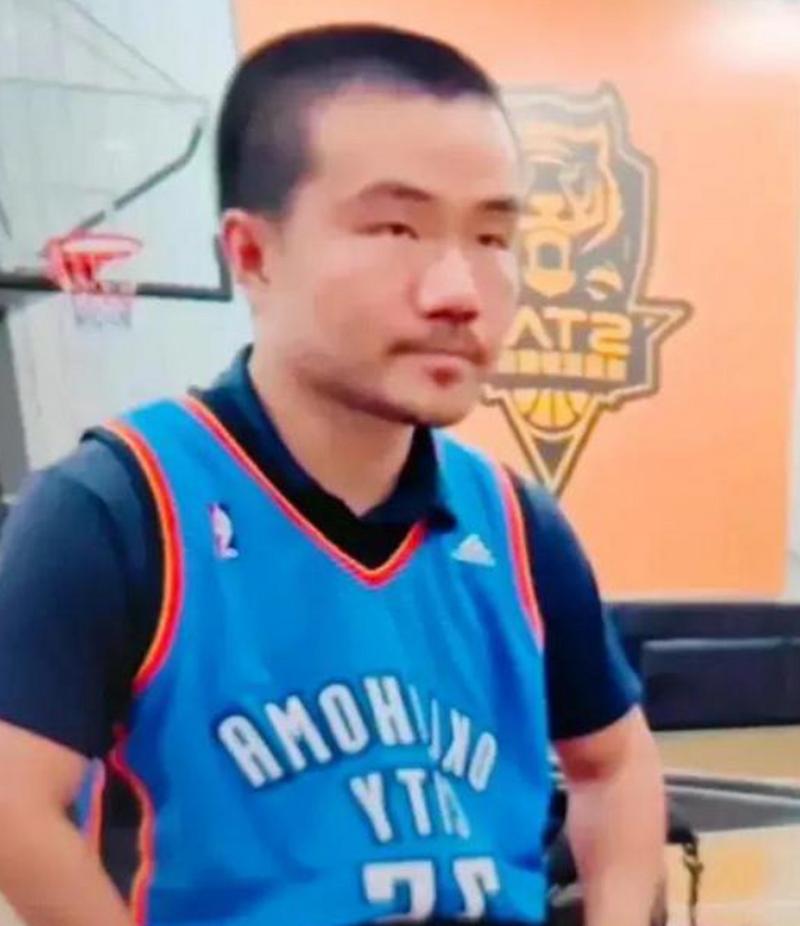 国外小伙打乒乓球电影