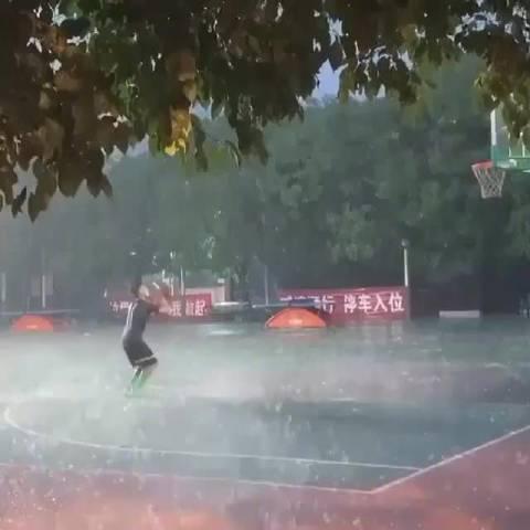 高尔夫球场下雨
