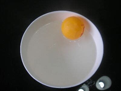 为什么瘪了的乒乓球放到热水里能够复原