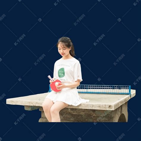 小女孩打乒乓球