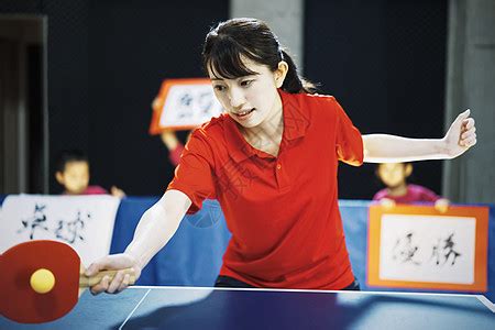 女生乒乓球对墙打视频