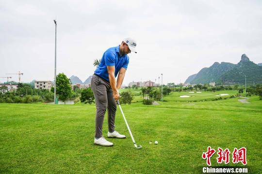 高尔夫球挥杆动作视频