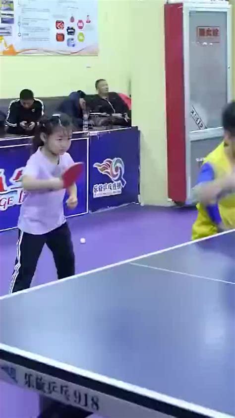 抖音里双胞胎扔乒乓球