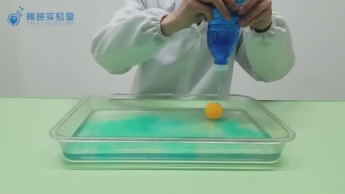 水流吸住乒乓球的原理